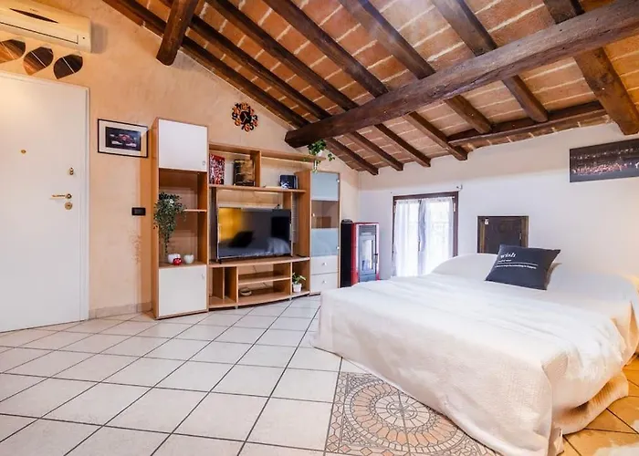 Apartment Ferrari Museum & Train Station - Il Cavallino Loft